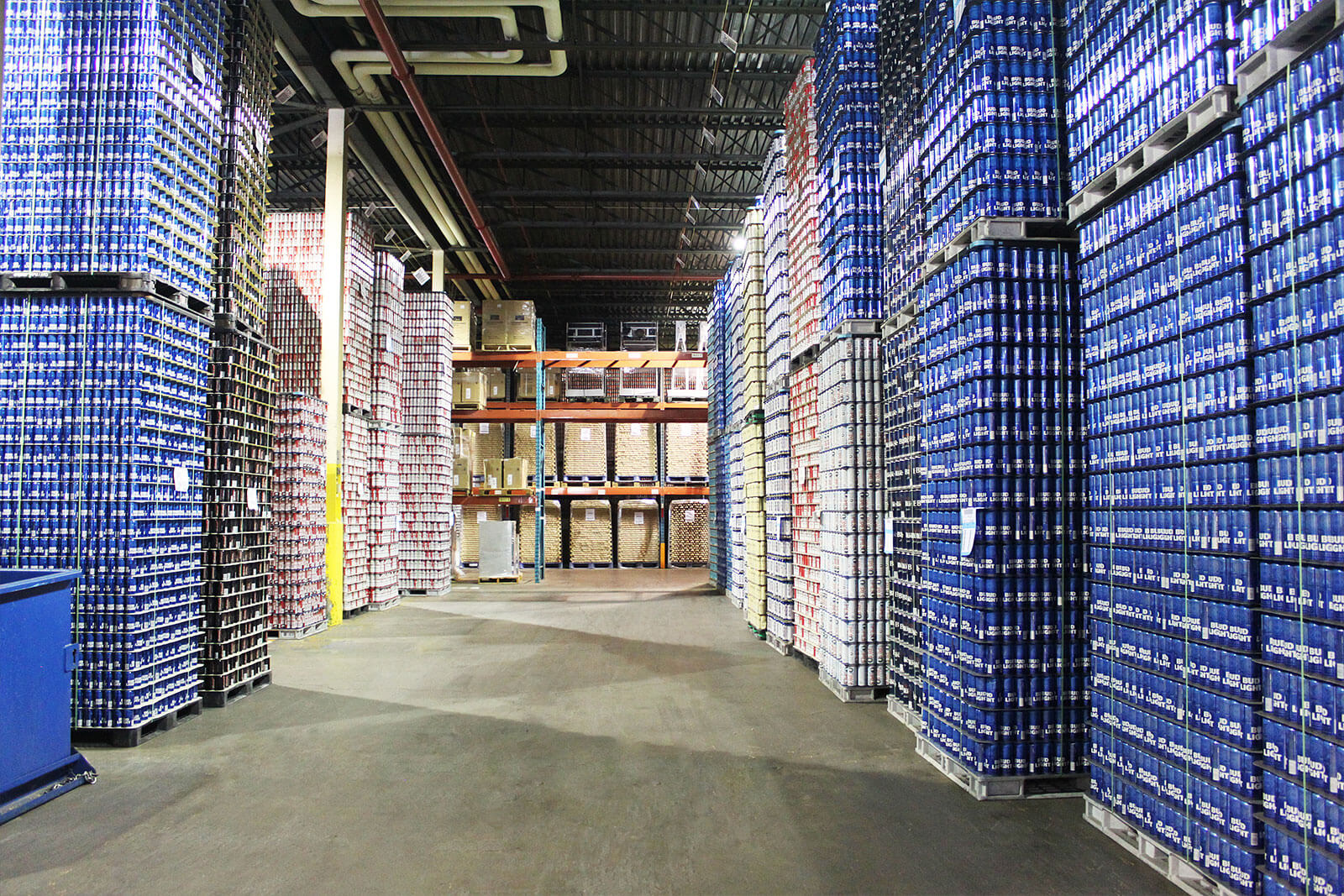 Centres de distribution
Groupe Robert opère un vaste réseau propriétaire de centres de distribution. Que ce soit grâce à nos infrastructures ou par l’intermédiaire de nos partenariats nord-américains, nous avons la solution qui convient à votre contexte d’affaires. Nos services d’entreposage répondent à toutes les conditions possibles et nos solutions à valeur ajoutée vous permettent d’importants gains d’efficacité dans vos opérations logistiques.
Services à valeur ajoutée
Services d’entreposage