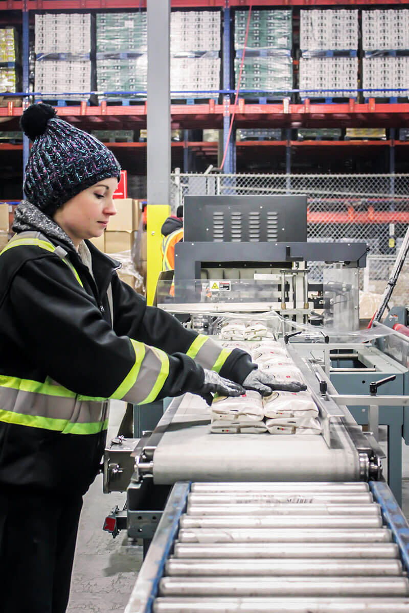 Distribution Centres
Groupe Robert owns and operates a vast network of distribution centres. Our state-of-the-art infrastructure and our network of partners across North America means that you can trust us to find a solution that is right for you and your business. Our warehousing services can cater to any specifications, and our value-added solutions let you optimize your logistics operations.
Value-Added Services
Warehousing